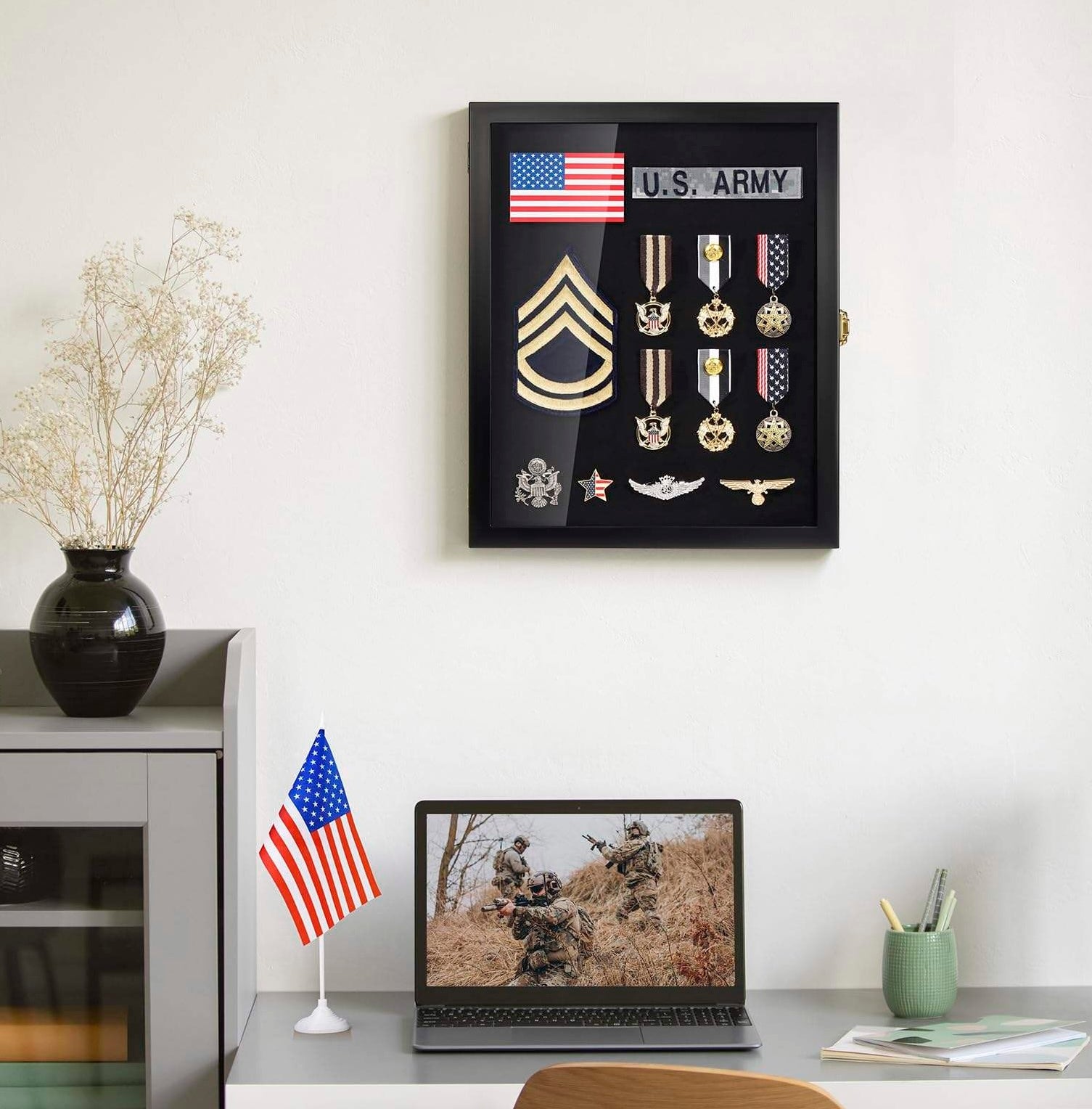 Espositore da Parete 27,9 x 35,6 cm con Cornice a Scomparsa e Chiusura di Sicurezza, Shadow Box per Medaglie, Distintivi, Toppe ed Etichette da Collezione