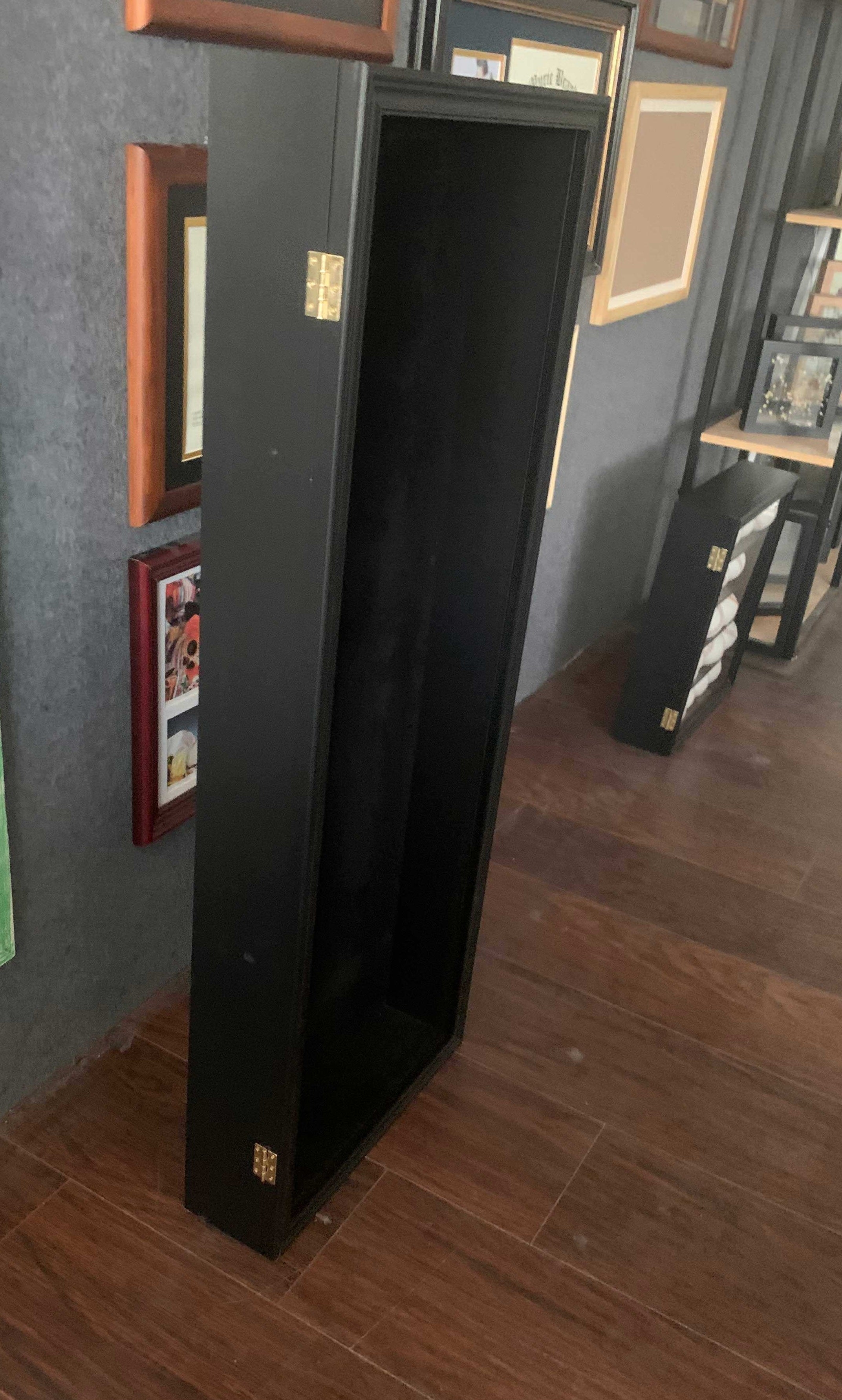 Espositore per Chitarra Acustica o Classica Vetrina in Legno Nero con Serratura e Rivestimento Rosso, Display da Parete per Collezione Chitarre 18x6x41 cm