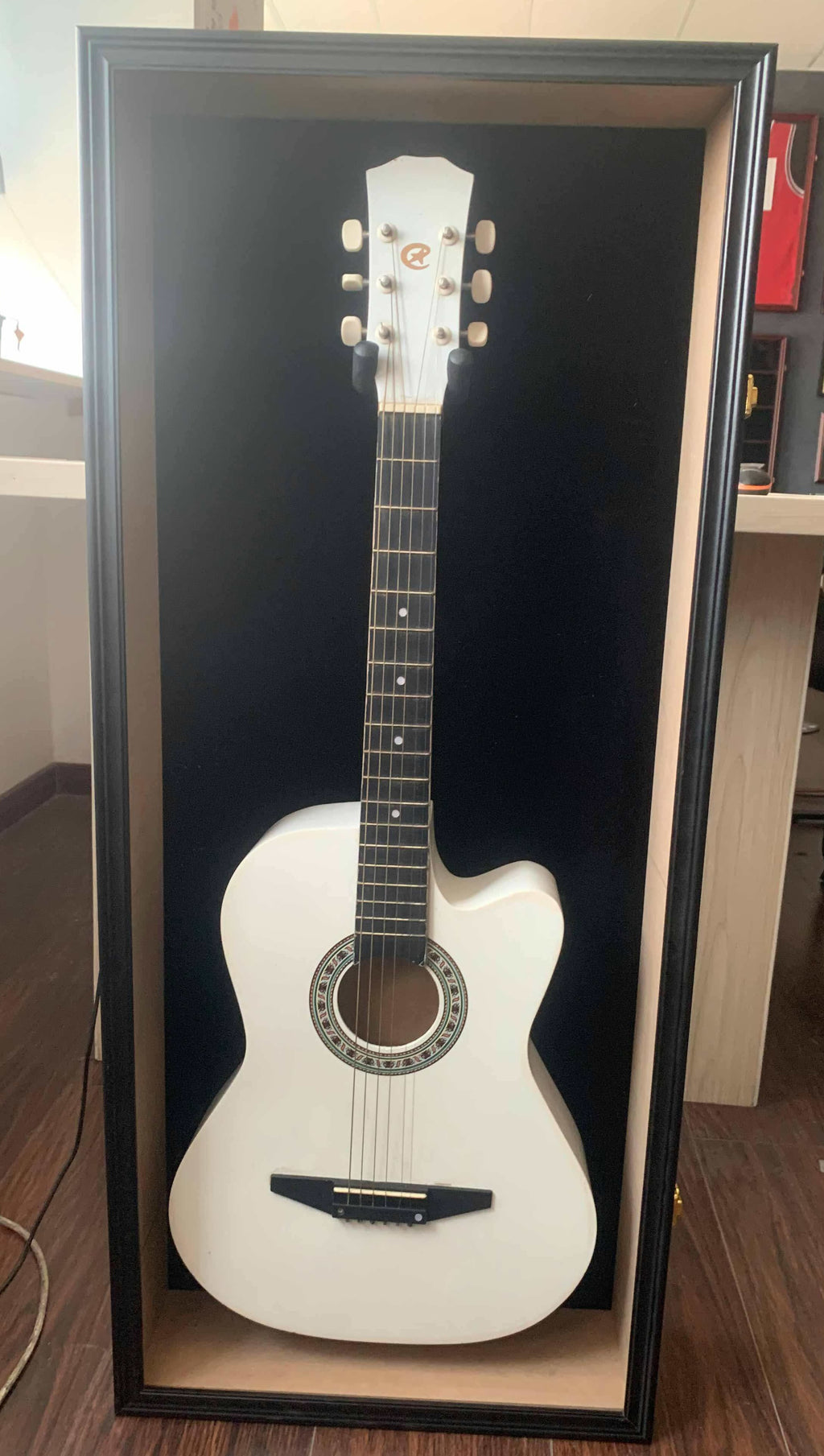 Espositore per Chitarra Acustica o Classica Vetrina in Legno Nero con Serratura e Rivestimento Rosso, Display da Parete per Collezione Chitarre 18x6x41 cm