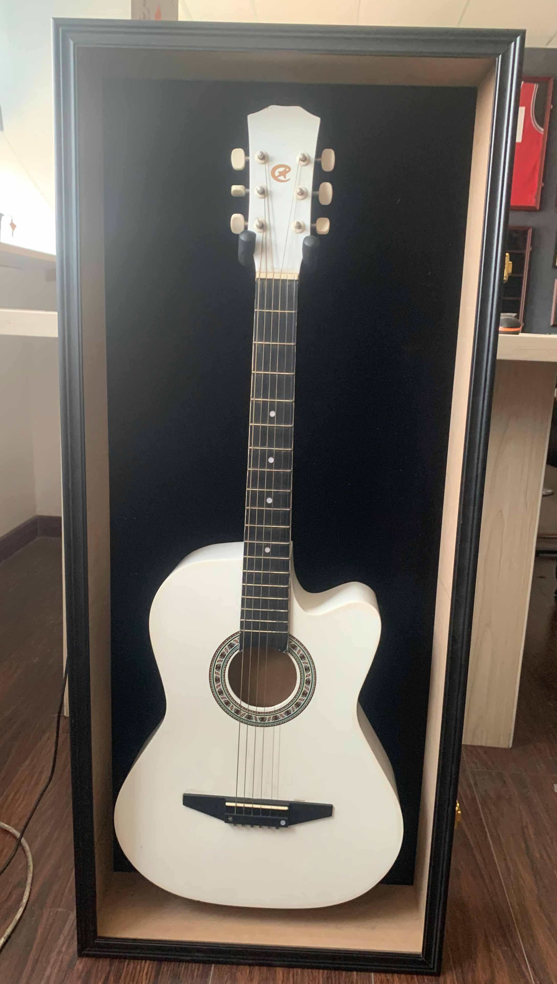 Espositore per Chitarra Acustica o Classica Vetrina in Legno Nero con Serratura e Rivestimento Rosso, Display da Parete per Collezione Chitarre 18x6x41 cm