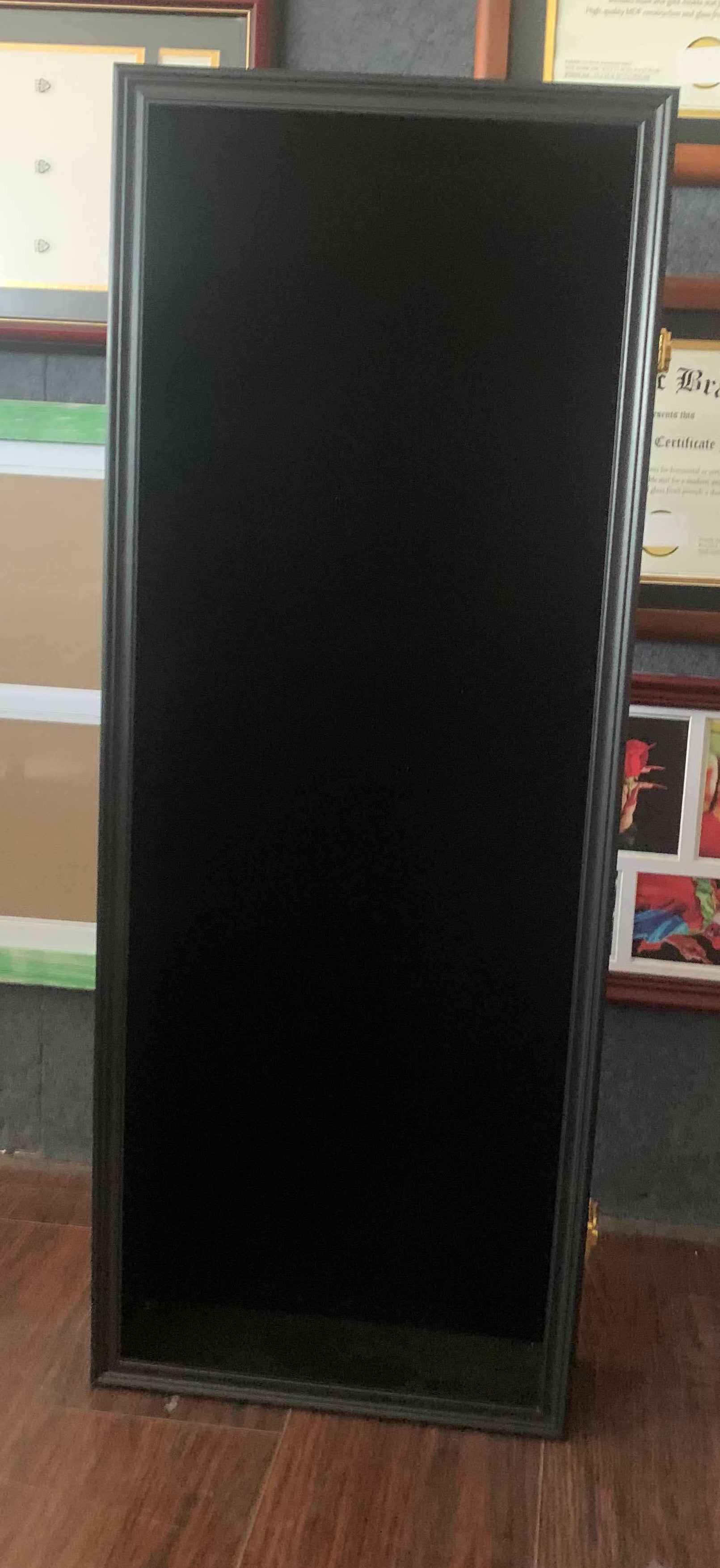 Espositore per Chitarra Acustica o Classica Vetrina in Legno Nero con Serratura e Rivestimento Rosso, Display da Parete per Collezione Chitarre 18x6x41 cm